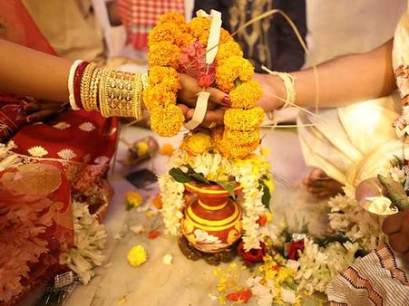 বিয়ের আগেই উধাও বর! পাত্রীর মান বাঁচাতে হঠাৎ ‘বন্ধু’র আবির্ভাবে চারহাত হল এক