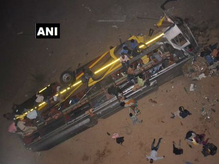 সন্ধ্যার অন্ধকারে ষাঁড়ের গুঁতোয় বাস পড়ল গিয়ে নদীতে, ওড়িশায় ভয়াবহ বাস দুর্ঘটনা