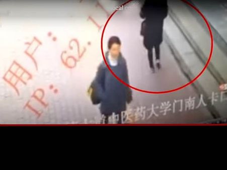 ফের মহিলার ‘পাতাল প্রবেশ’! আচমকাই আস্ত রাস্তার উপর এ দৃশ্যে হাড়হিম হয়ে যাবে