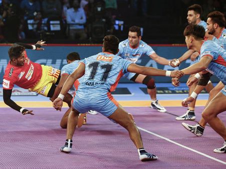 পিকেএল ২০১৮-১৯: মাঝামাঝি পৌঁছল লিগ, কারা এগিয়ে পয়েন্ট টেবিলে