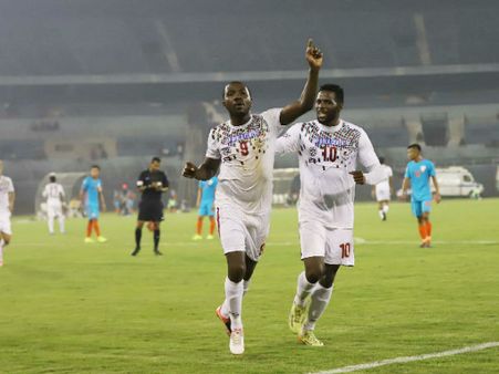 আইলিগ ২০১৮-১৯: ডিকা তুললেন পাল! তরতরিয়ে সবুজ মেরুণ নৌকা প্রায় ছুঁয়ে ফেলল মশালবাহিনীকে