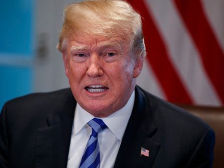 প্যারিসে বিপাকে ট্রাম্প, 'টপলেস' হয়ে প্রতিবাদে মহিলারা