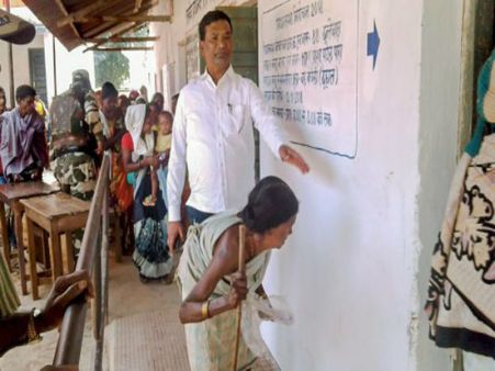 হঠাৎই 'কমে গেল' অনুদানের অঙ্ক! নির্বাচনের পথে বিপদে বিভিন্ন রাজনৈতিক দল