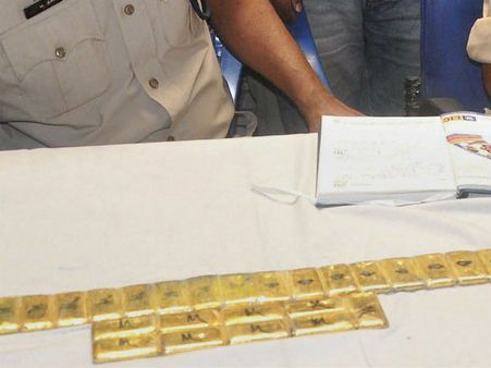 বনগাঁ লোকালে সবজির ব্যাগ থেকে ৯৬ লক্ষ টাকার সোনার বিস্কুট উদ্ধার