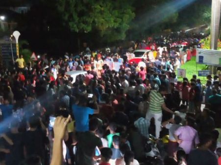 হস্টেলের লিফটে ছাত্রীর সামনে প্রকাশ্যে হস্তমৈথুন বিশ্ববিদ্যালয় কর্মীর, ধুন্ধুমার চেন্নাইয়ে