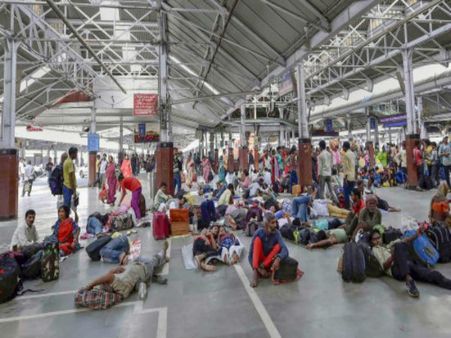 Indian Rail: যাত্রীগণ কৃপায়া ধ্যান দে...! জানেন রেলওয়ে স্টেশনে এই ঘোষণার পিছনে কার গলা রয়েছে?