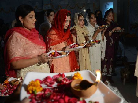 দিওয়ালির প্রস্তুতি সারা ইমরানের দেশেও! সম্প্রীতির আবহে সর্বধর্ম সমন্বয়ের বার্তা
