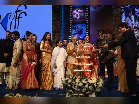 কৌশলী প্রচার! শাহরুখ-এর বিরুদ্ধে কেআইএফএফ-এর মর্যাদাহানির অভিযোগ