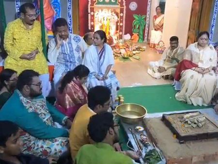 কালীপুজোয় অরূপ-ববিকে পাশে নিয়ে ঘরোয়া মেজাজে মমতা,পার্থ বসলেন দূরে! দেখুন ভিডিও