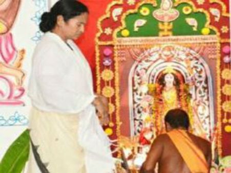 এবারই প্রথম শুভেন্দুর গড়ে তৈরি মুখ্যমন্ত্রীর বাড়ির প্রতিমা! শুরু জল্পনা