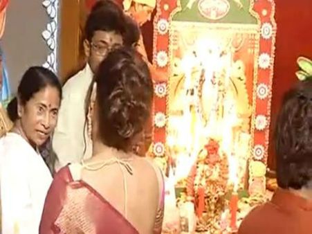 শহরে মেগা ইভেন্ট! কালীবন্দনায় নেতা-মন্ত্রী-অফিসারদের গন্তব্য কালীঘাট