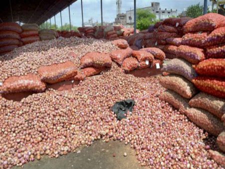 বাজারে পিঁয়াজের কেজি ১ টাকা! উঠছে না চাষের খরচ, শুরু রাজনীতি