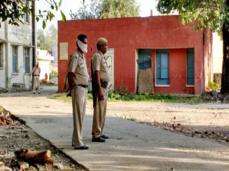 জঙ্গি হামলার স্মৃতি উস্কে পাঠানকোটে ফের গাড়ি ছিনতাই! এলাকা ঘিরে তল্লাশি