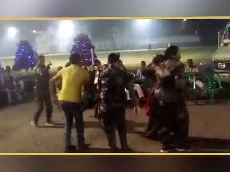 গানের সঙ্গে পোশাক পরেই উদ্দাম নাচ! সোশ্যাল মিডিয়ায় মহিলা পুলিশকর্মীদের ভাইরাল ভিডিও