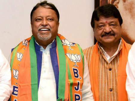 মদের টাকা ঢোকে মমতা আর অভিষেকের ঘরে! পথে আটকে বিস্ফোরক মুকুল-কৈলাশ