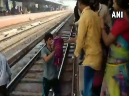 চলে গেল ট্রেন! আশ্চর্যজনকভাবে রক্ষা ১ বছরের শিশু, ভিডিও-তে দেখুন