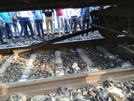 পুরীগামী ধৌলি এক্সপ্রেস লাইনচ্যুত! বিপাকে যাত্রীরা, দেখুন ভিডিও