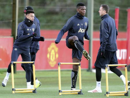 ওল্ড ট্রাফোর্ডে ফিরলেন চ্যাম্পিয়ন্স ট্রফি জয়ের নায়ক! তিনিই বসছেন মোরিনহোর চেয়ারে