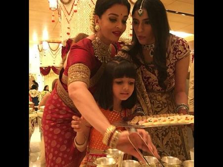 ইশার বিয়েতে কেন অমিতাভ-অ্যাশদের খাবার পরিবেশন করতে হয়েছে! বিতর্ক ঘিরে উঠছে নয়া তথ্য