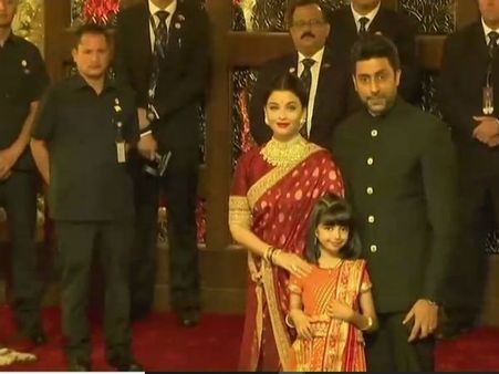 বর আসতেই হইচই শুরু আম্বানি বাসভবনে! প্রণব মুখোপাধ্যায় থেকে হিলারি ক্লিন্টন হাজির ইশার বিয়েতে