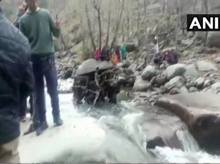 রাস্তায় চাকা পিছলে সোজা খাদে বাস, কাশ্মীরে মর্মান্তিক দুর্ঘটনায় মৃত ১১