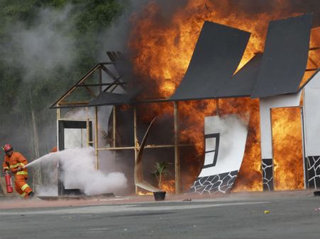 ‘ভূতে’র বাড়ি জ্বলছে দাউদাউ আগুনে, চাঞ্চল্যকর ঘটনার নেপথ্য কারণ খুঁজতে প্রশাসন হিমশিম
