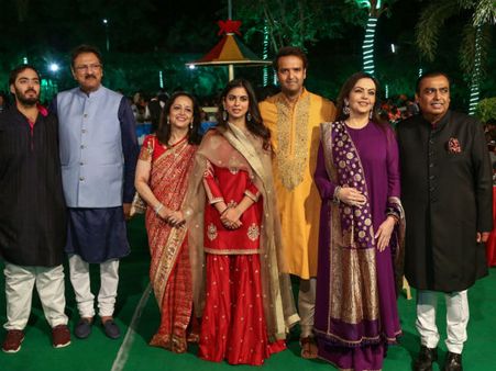 ইশার বিয়ের আড়ম্বরে ঘোড়ায় চড়লেন ভাই আকাশ-অনন্ত! রাজকীয় প্রস্তুতিতে আম্বানি বাসভবন