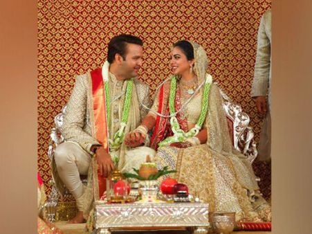 মালাবদল পর্বে ইশা-আনন্দের খুনসুটি-হইচই! আম্বানিদের বিয়ের ভিডিওতে ধরা দিল বিরল মুহূর্ত