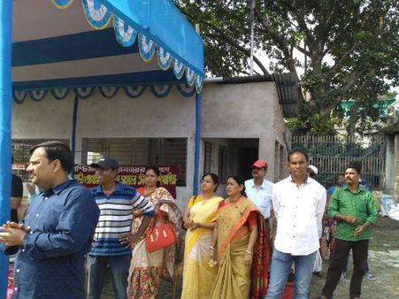 দুর্নীতি ও ছাত্র পেটানোর অভিযুক্ত শিক্ষককে পাশে নিয়েই ময়দানে স্কুল পরিদর্শক, ভাইরাল হল ছবি