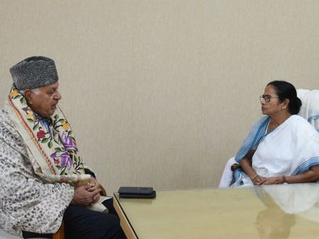 মোদী বিরোধী জোট আড়াআড়ি দু’ভাগ! নবান্নে মমতা-সাক্ষাতে বিরোধী দলের লাইন