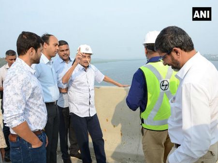 নাকে অক্সিজেন নল লাগিয়ে গোয়ায় মুখ্যমন্ত্রিত্ব করছেন পার্রিকর, ভাইরাল হল ছবি