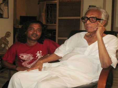 শেষ যাত্রায় নয় কোনও ফুলের মালা! ছেলে আসার পরে মৃণাল সেনের শেষকৃত্য