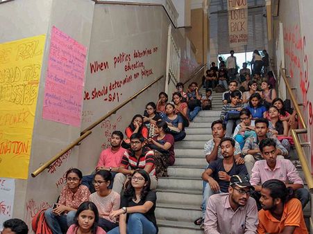 একাধিক দাবিতে ছাত্র বিক্ষোভ প্রেসিডেন্সিতে, ঘেরাও উপাচার্য