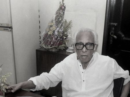 অচেনা 'ভুবনে' পাড়ি দিলেন 'ভুবন সোম'-এর স্রষ্টা মৃণাল সেন, তাঁর জীবনসফর একনজরে