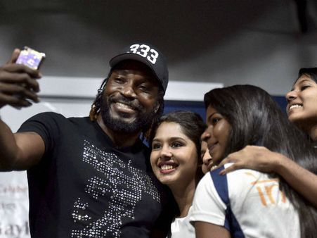 যৌনাঙ্গ প্রদর্শনের কলঙ্ক মুছল ৩ লক্ষ ডলারের জয়ে! মাঠের বাইরেও ছক্কা ক্রিস গেইলের