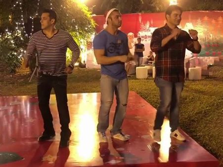 সলমনের সঙ্গে ভাইদের জমাটি নাচ! ভাইজানের ক্রিসমাস পার্টিতে মাতলেন তারকারা