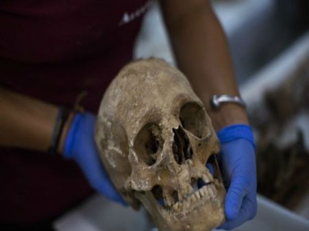 ভোরে মিলল মালার মতো সাজানো মাথার খুলি! বিকেল হতেই আতঙ্কে ফাঁকা গোটা এলাকা