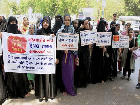 Live- তিন তলাক নিয়ে লোকসভায় জোর বিতর্ক, কংগ্রেসের ওয়াক আউট সত্ত্বেও বিল পাস