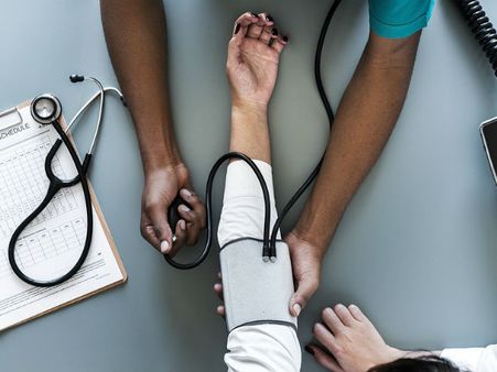 উচ্চ রক্তচাপ, বুকে ব্যথা! ভোটের ফল প্রকাশ হতেই গন্তব্য মিলে গেল দুই প্রতিদ্বন্দ্বী দলের নেতার