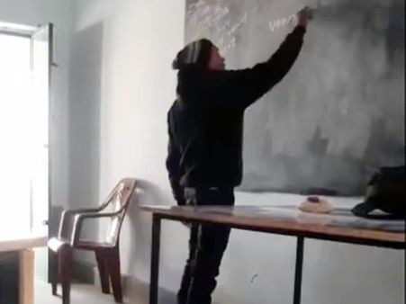 ভোজপুরী গান গেয়ে শেখানো হচ্ছে ইংরেজি ব্যাকরণ! শিক্ষকের ভিডিও হল ভাইরাল