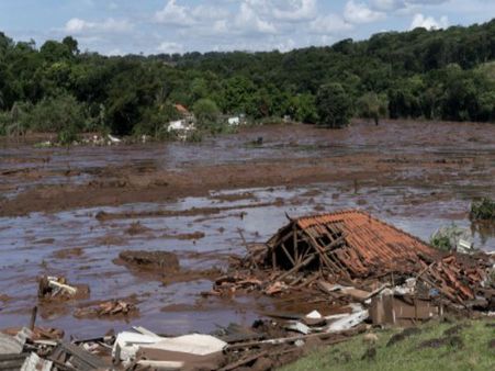 ব্রাজিলে বাঁধ ভেঙে মৃত কমপক্ষে ৪০! কাদা মাটির নিচে চাপা পড়েছেন বহু মানুষ