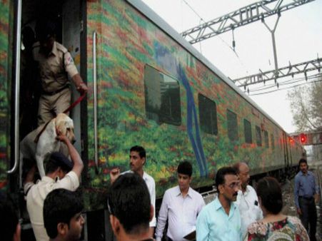 দুরন্ত এক্সপ্রেসে দুঃসাহসিক ডাকাতি, নিরাপত্তা নিয়ে প্রশ্ন
