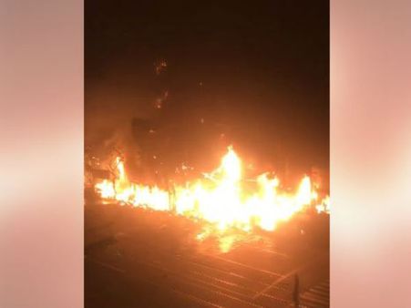 গড়িয়াহাটের বহুতলে বিধ্বংসী আগুন! পুড়ে গেল বস্ত্র বিপণী, দেখুন ভিডিও