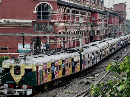 শিয়ালদহ দক্ষিণে ৪০ ঘণ্টা বন্ধ থাকবে ট্রেন পরিষেবা, অপেক্ষা করছে চূড়ান্ত দুর্ভোগ