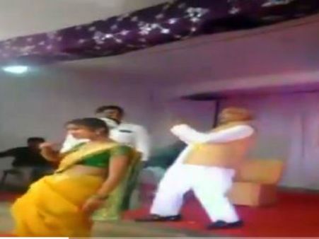 কিশোরীদের সঙ্গে নেতার উদ্দাম নাচ ! শরদ পাওয়ারের দলের নেতার কাণ্ড ভিডিওবন্দি