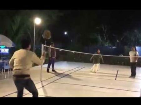 র‍্যাকেট হাতে ব্যাডমিন্টন কোর্ট মাতালেন মমতা! বীরভূমের গ্রামের সেই দৃশ্য ভাইরাল