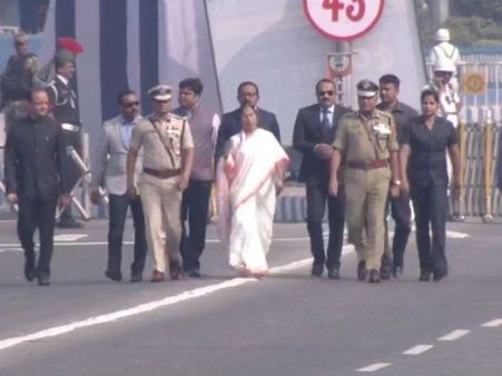 রেড রোডে কুচকাওয়াজে অভিবাদন গ্রহণ রাজ্যপালের! উপস্থিত মুখ্যমন্ত্রী, দেখুন ভিডিও