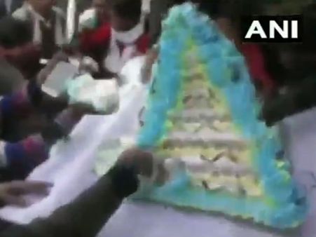 লুট হল মায়াবতীর জন্মদিনের পেল্লাই কেক! দেখুন ভিডিও