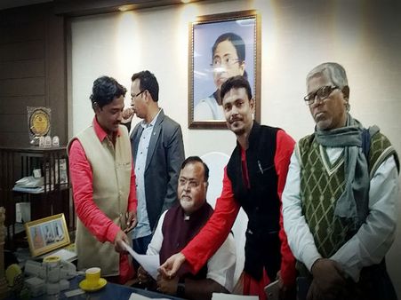 বিকাশ ভবনের সামনে অবস্থান হাজার খানেক শিক্ষকের, সাহায্যের আশ্বাস শিক্ষামন্ত্রীর