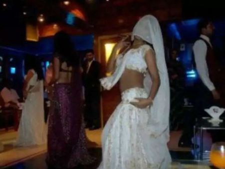 মুম্বইয়ে ফের খুলছে ডান্স বার, মহারাষ্ট্র সরকারের নির্দেশ মান্যতা পেল না সুপ্রিম কোর্টে